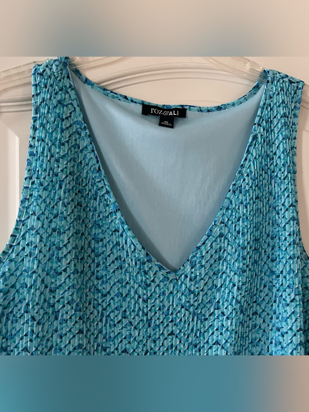 Roz & Ali Textured Royal Blue Ombre V-Neck Sleeveless Blouse Size XL - Picture 9 of 14